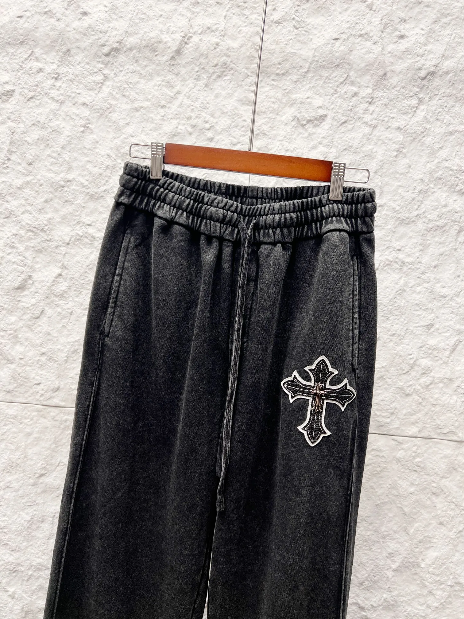 Chrome Hearts（ In Stock） ， ， ， Retro ， ， Classic 。Cemetery Cross + ：Top-Grain Cowhide （Genuine Leather ） ： ： （4 ） ： 。 Genuine Leather ；Black Khaki Dark Gray Sizes；S-2XL （ ） （ ）